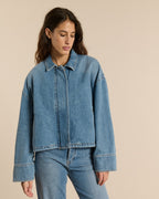 Jeans de mujer en denim azul piedra desteñido con corte recto, tejido 100% algodón, acabado suave y efecto ligeramente desteñido para un estilo casual y cómodo.