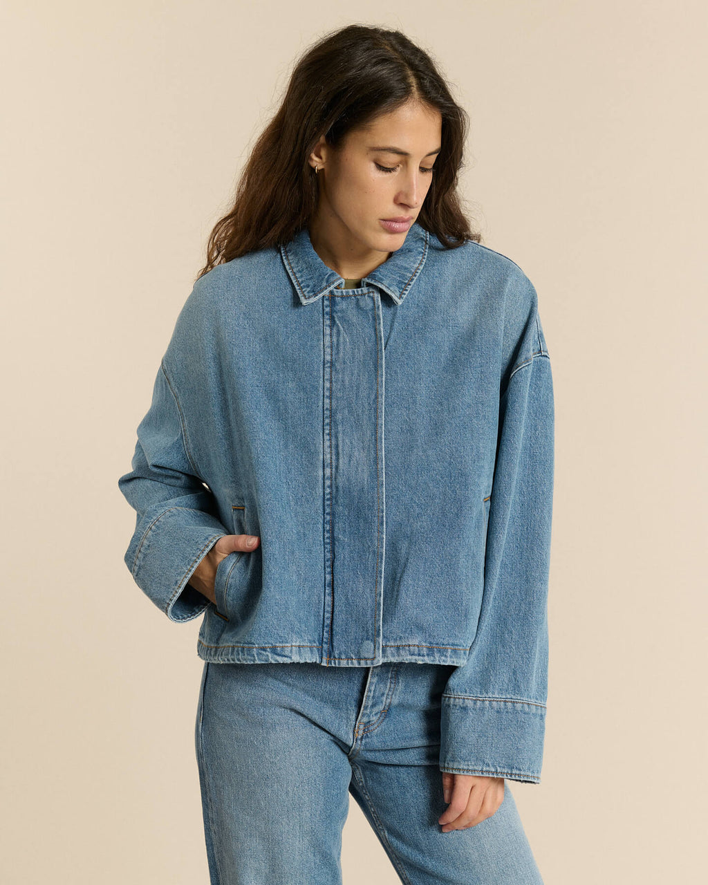 Vaqueros de mujer en denim azul piedra desteñido con corte recto entallado, material 100% algodón que ofrece un ajuste natural y cómodo, ideal para todas las formas del cuerpo.
