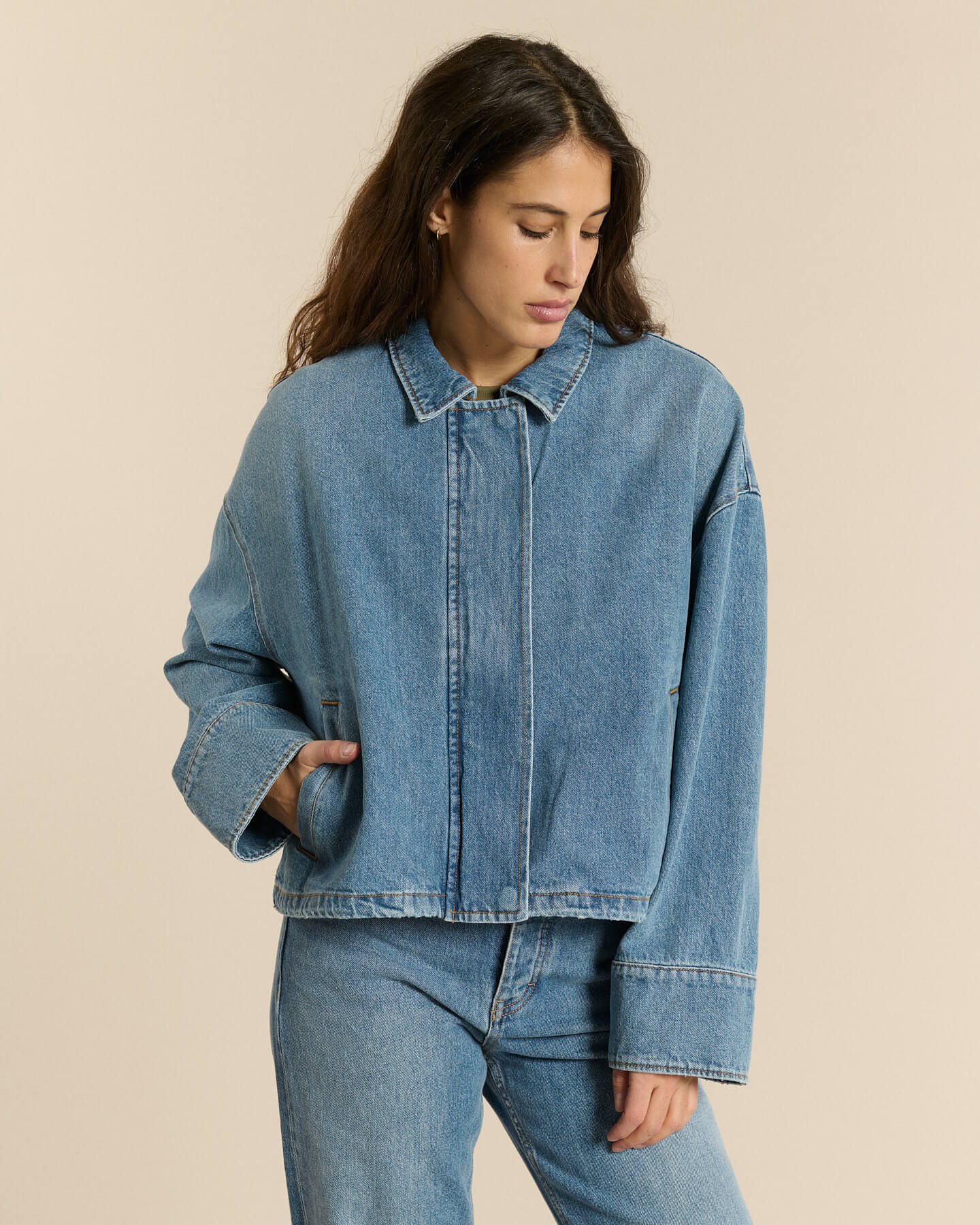 Vaqueros de mujer en denim azul piedra desteñido con corte recto entallado, material 100% algodón que ofrece un ajuste natural y cómodo, ideal para todas las formas del cuerpo.