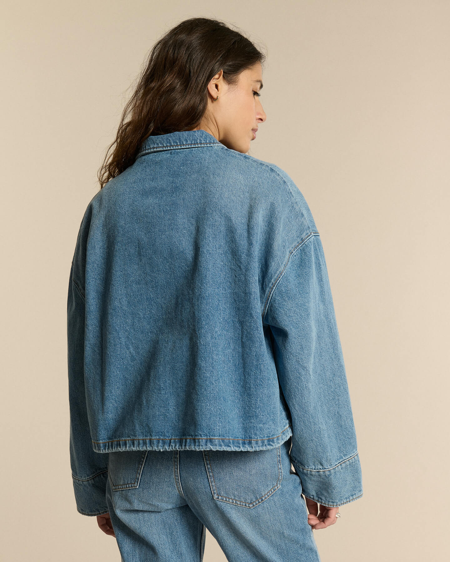 Jeans denim azul claro con lavado a la piedra, corte recto y cintura alta, material 100% algodón apto para todas las morfologías femeninas.