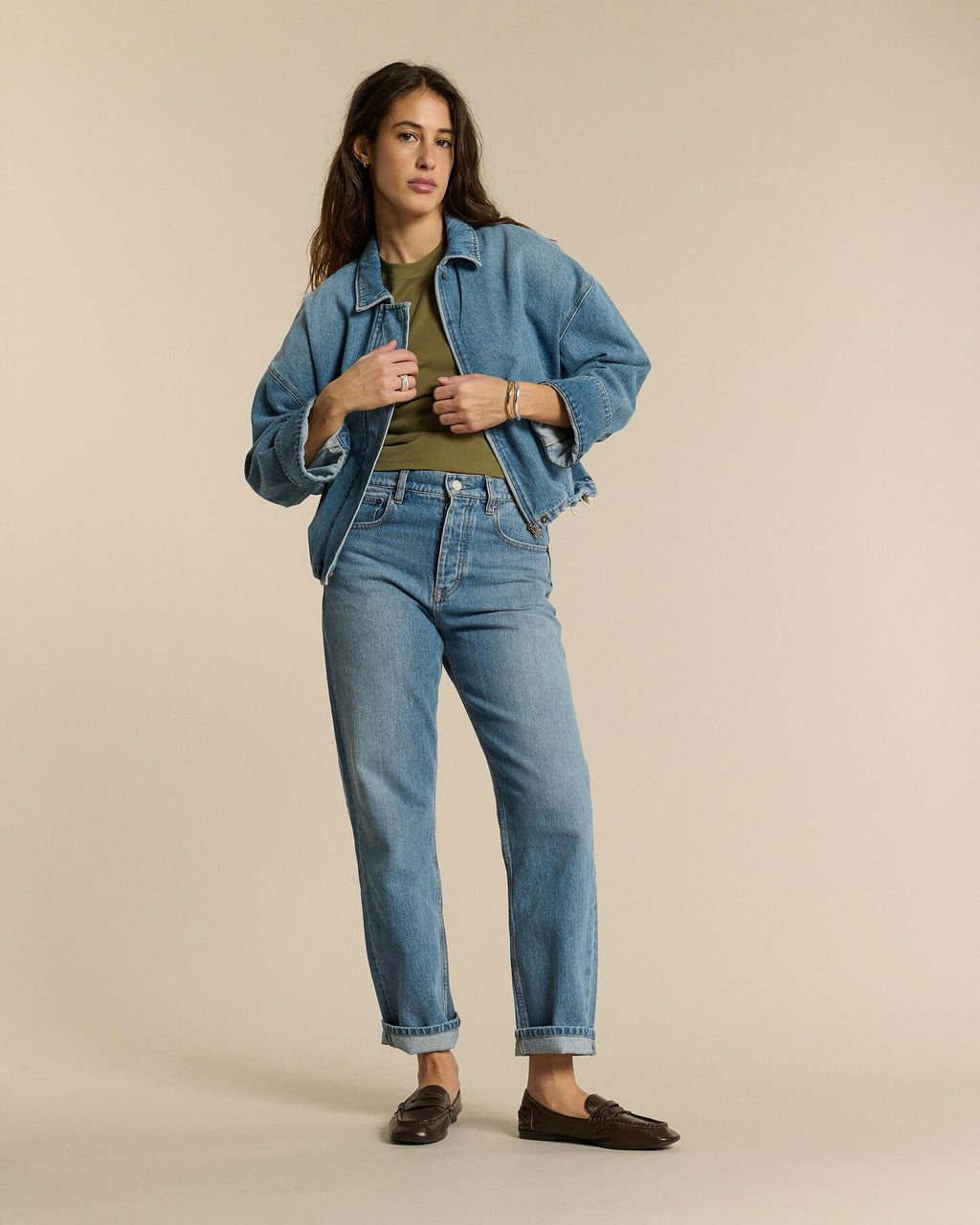 Vaqueros de mujer en denim con lavado a la piedra azul claro, corte recto clásico, tejido 100% algodón que ofrece una sujeción cómoda y una silueta adaptable.