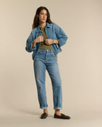 Vaqueros de mujer en denim con lavado a la piedra azul claro, corte recto clásico, tejido 100% algodón que ofrece una sujeción cómoda y una silueta adaptable.