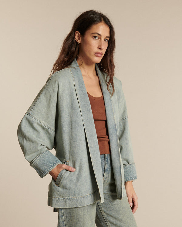 Women's jeans in light faded blue denim, comfortable and slightly loose straight cut, 100% cotton material suitable for all body shapes.