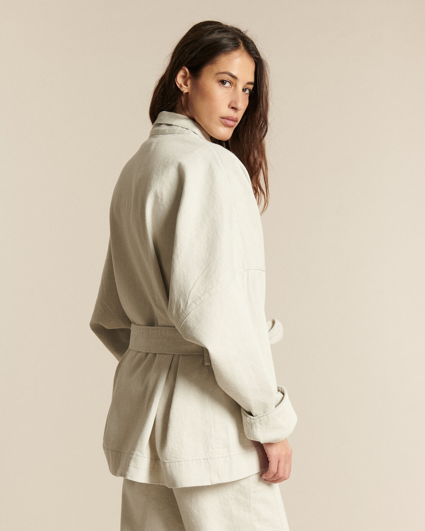 Jean en denim non teinté couleur granit, coupe droite et confortable, fabriqué en coton, adapté à toutes les morphologies féminines.