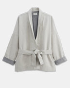 Veste légère en denim non teint de couleur gris granit, coupe ample avec manches larges et ceinture à nouer, idéal pour un style décontracté et féminin.