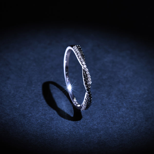 "In Black And White" Ring White Diamonds: 0.075Ct/20 Black Diamonds: 0.075Ct20 - 375/1000 White Gold