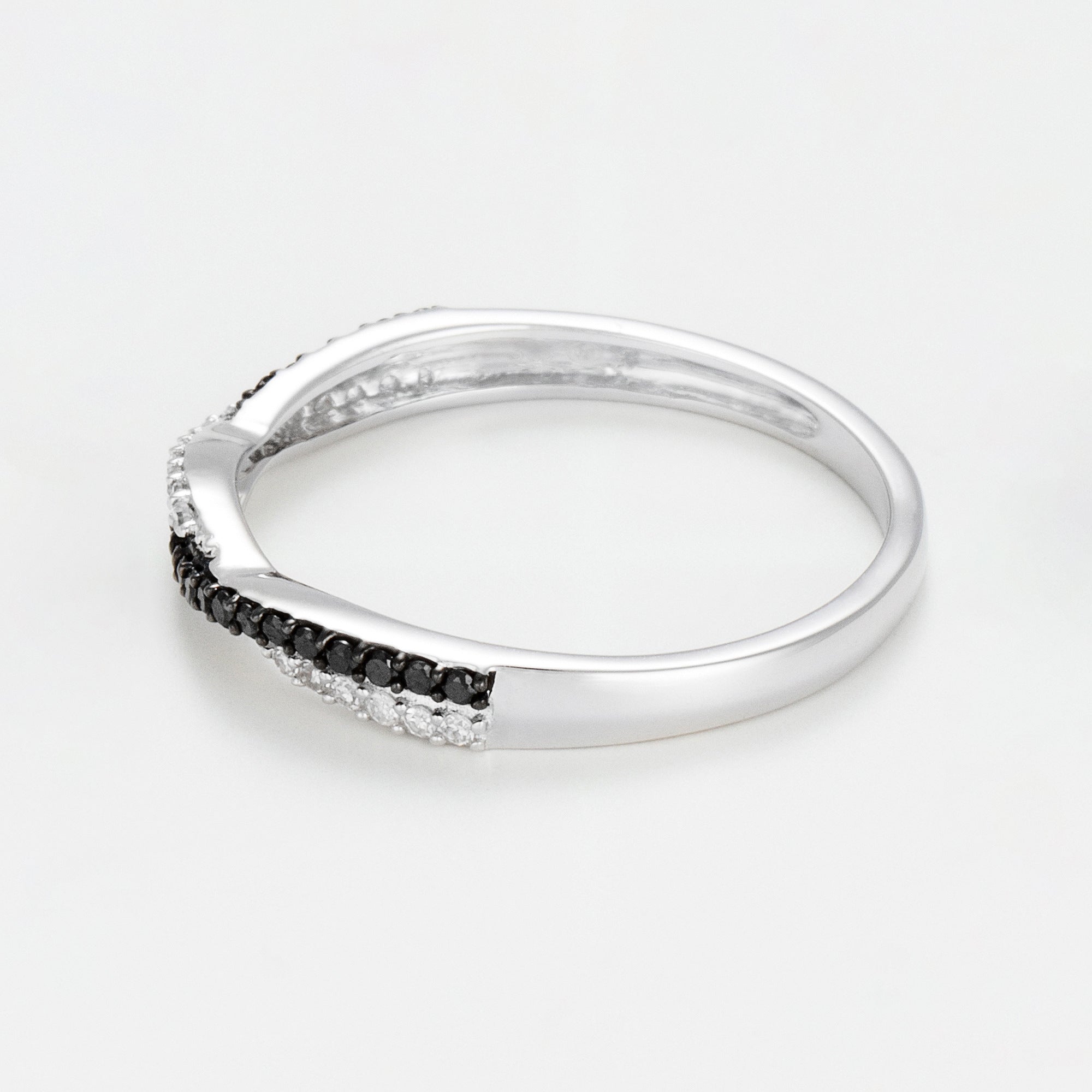 "In Black And White" Ring White Diamonds: 0.075Ct/20 Black Diamonds: 0.075Ct20 - 375/1000 White Gold