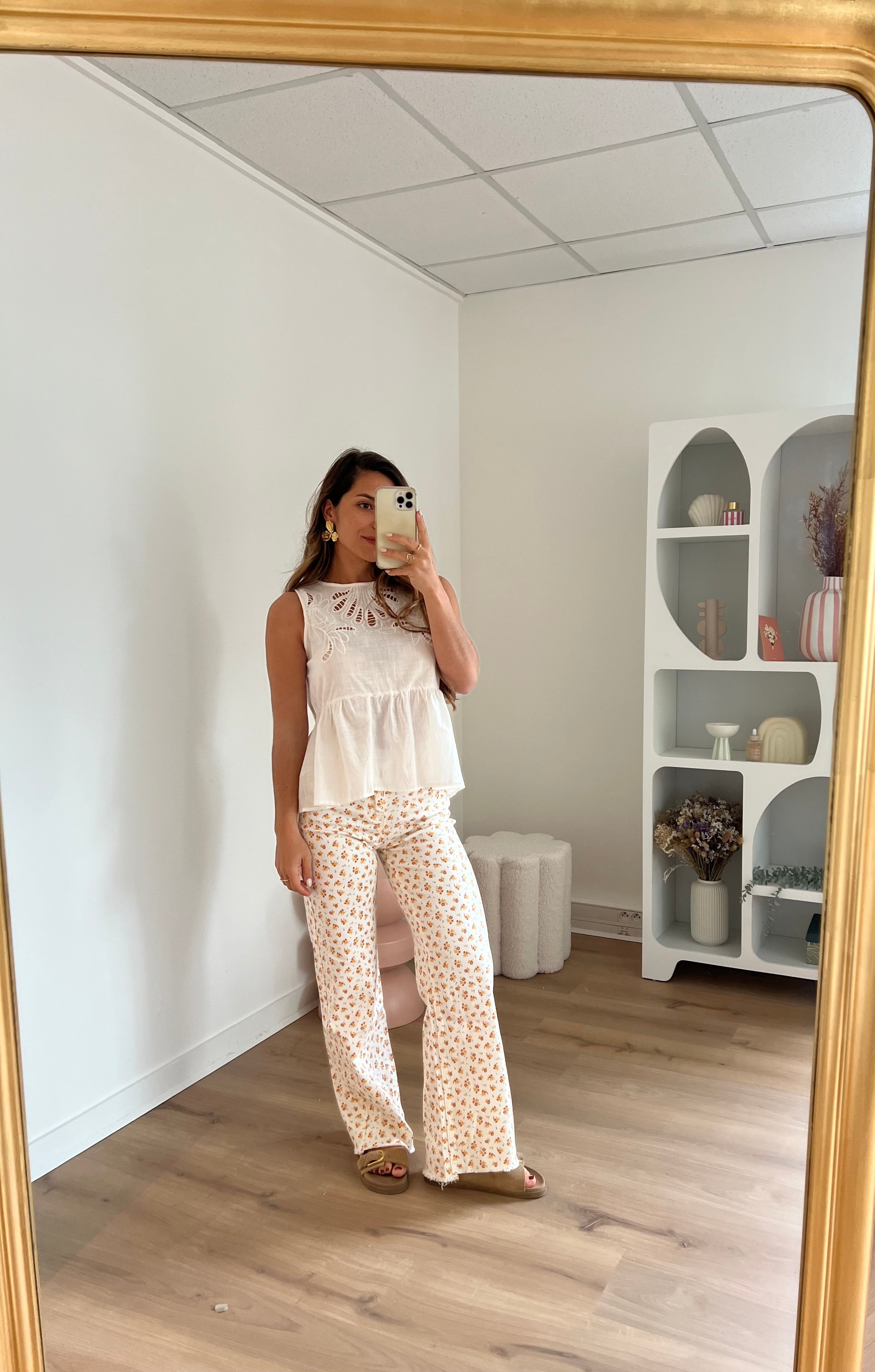 Vaqueros acampanados con estampado floral María