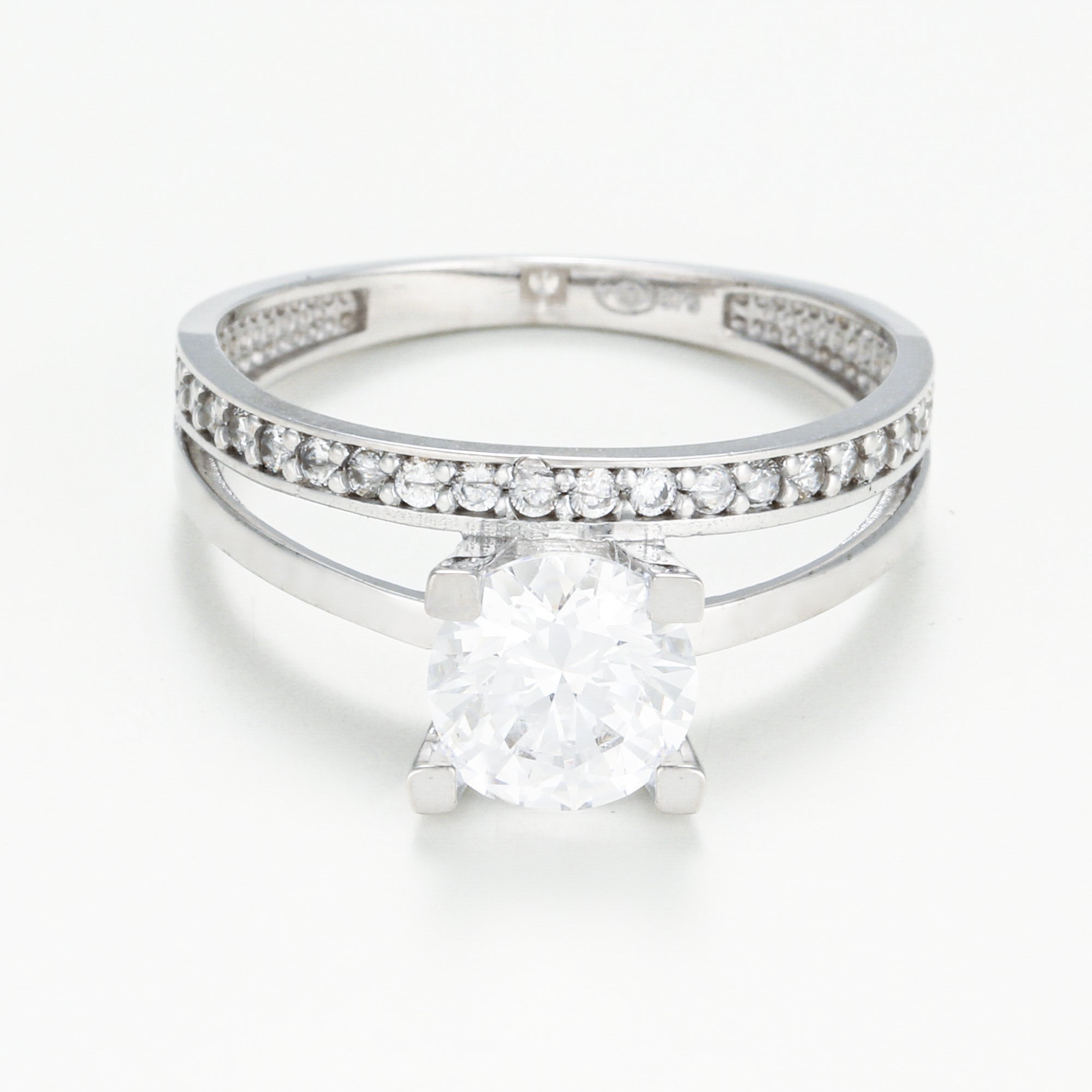 Anillo “Majestique” Oro blanco 375/1000 y circonio