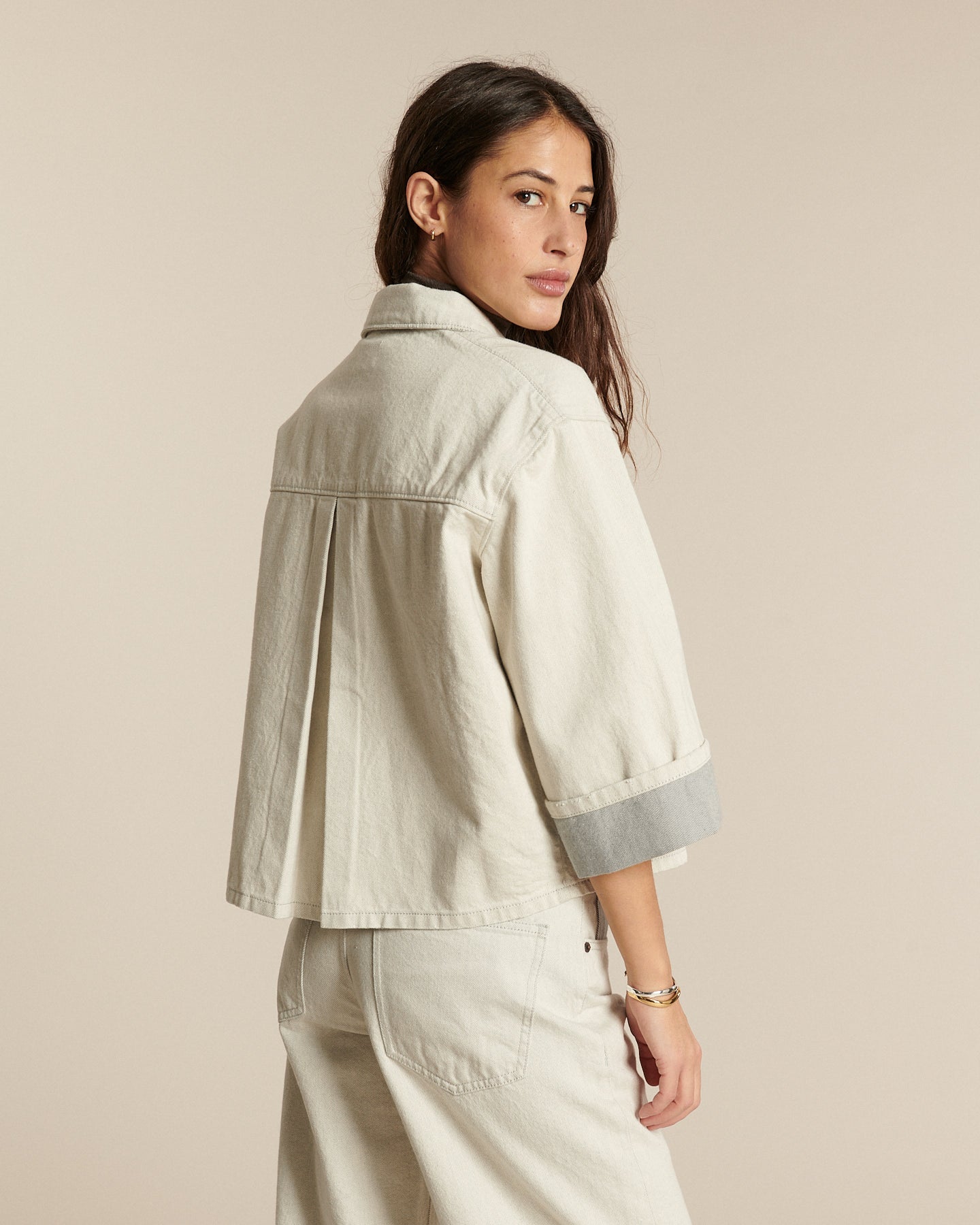 Women's jeans in light granite-colored undyed denim, straight and fitted cut, 100% cotton material offering natural comfort and adaptation to all body shapes.