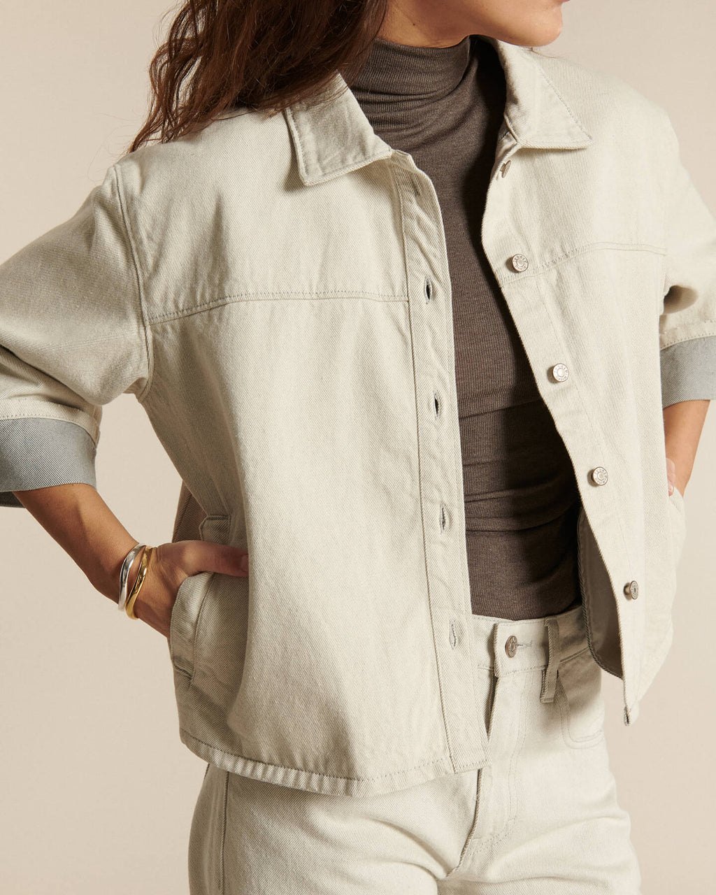 Jeans in 100% undyed cotton denim, light granite color, fitted straight cut offering an elegant and comfortable fit for women.
