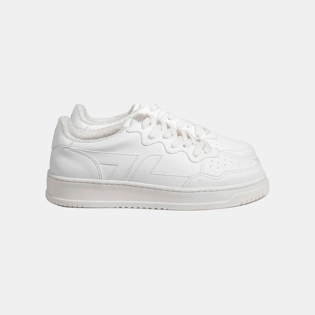 White chunky-sole trainers from the brand Zèta