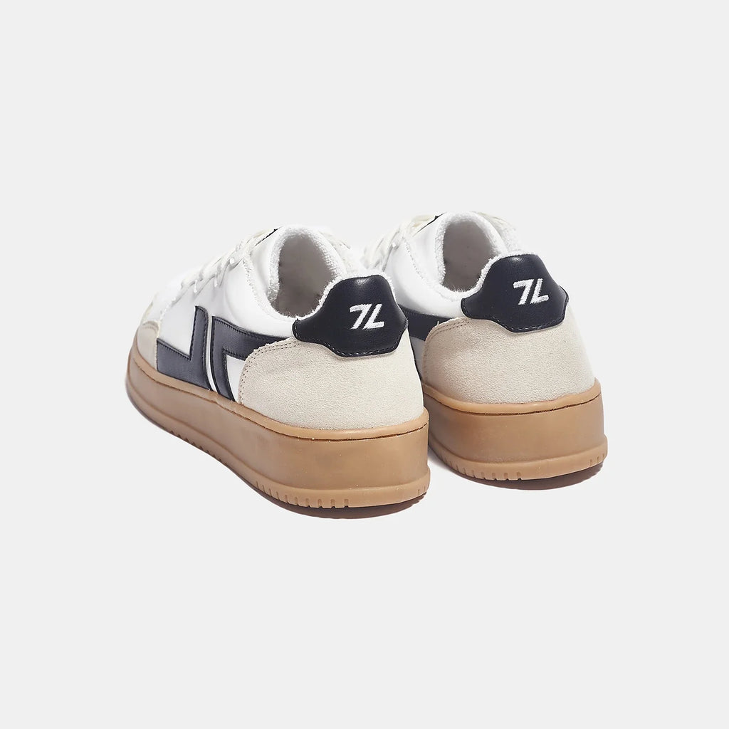 Zapatillas veganas cómodas con suela gruesa. La zapatilla es blanca con el logotipo negro