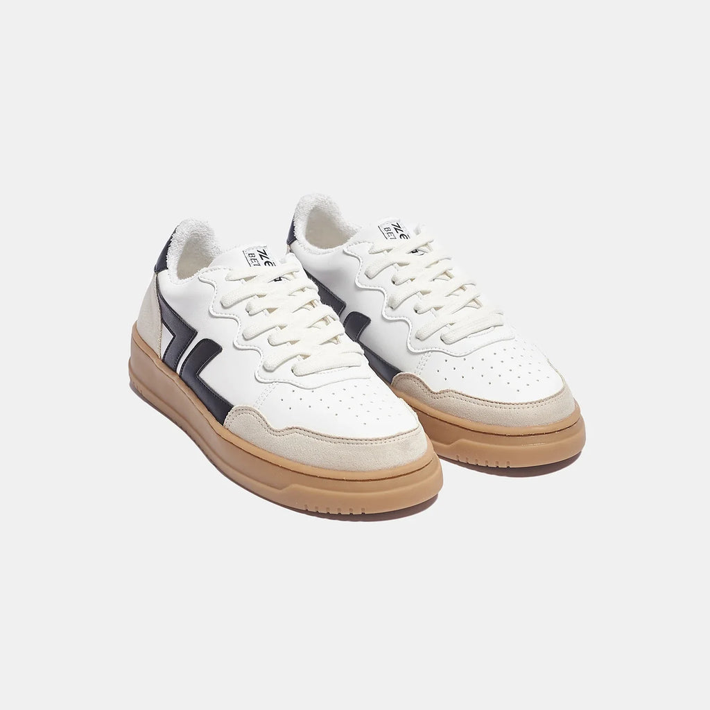 Zapatillas veganas cómodas con suela gruesa. La zapatilla es blanca con el logotipo negro