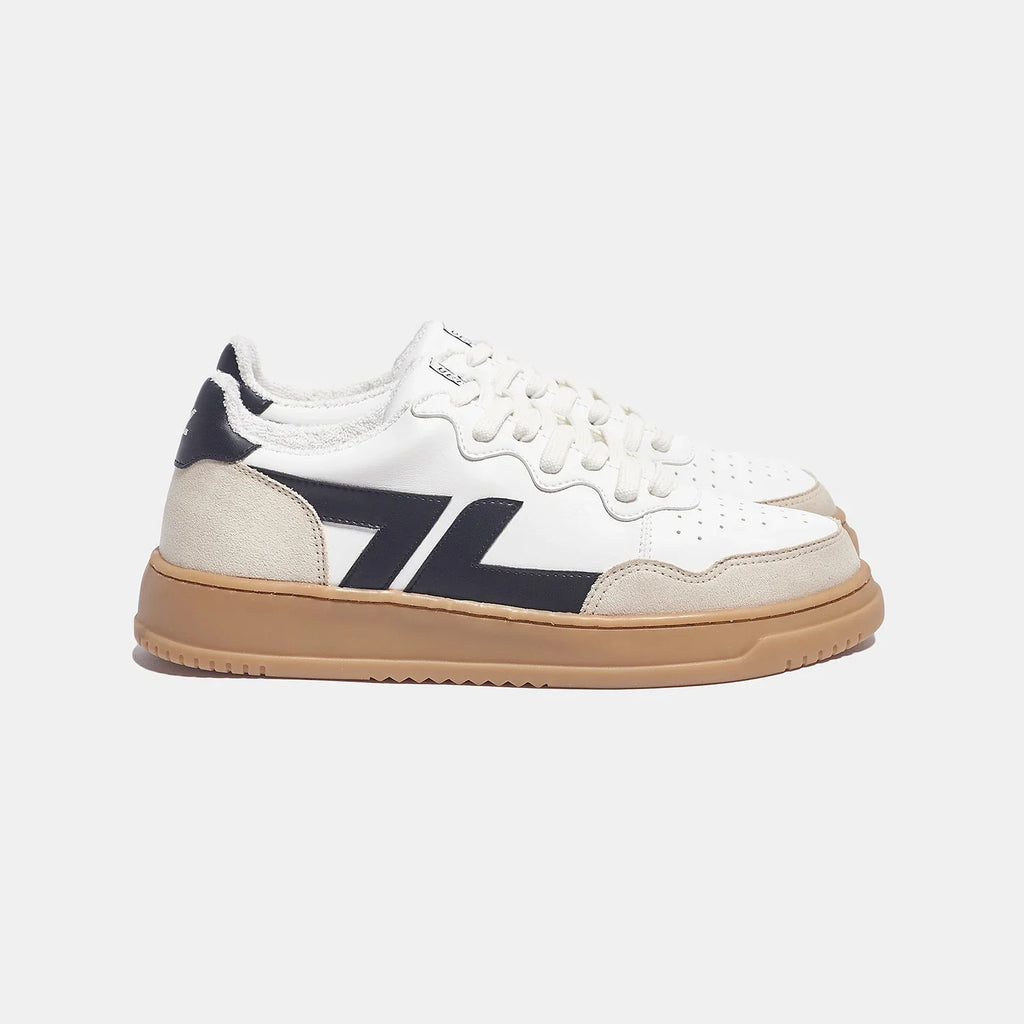 Zapatillas veganas cómodas con suela gruesa. La zapatilla es blanca con el logotipo negro