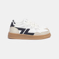 Zapatillas veganas cómodas con suela gruesa. La zapatilla es blanca con el logotipo negro