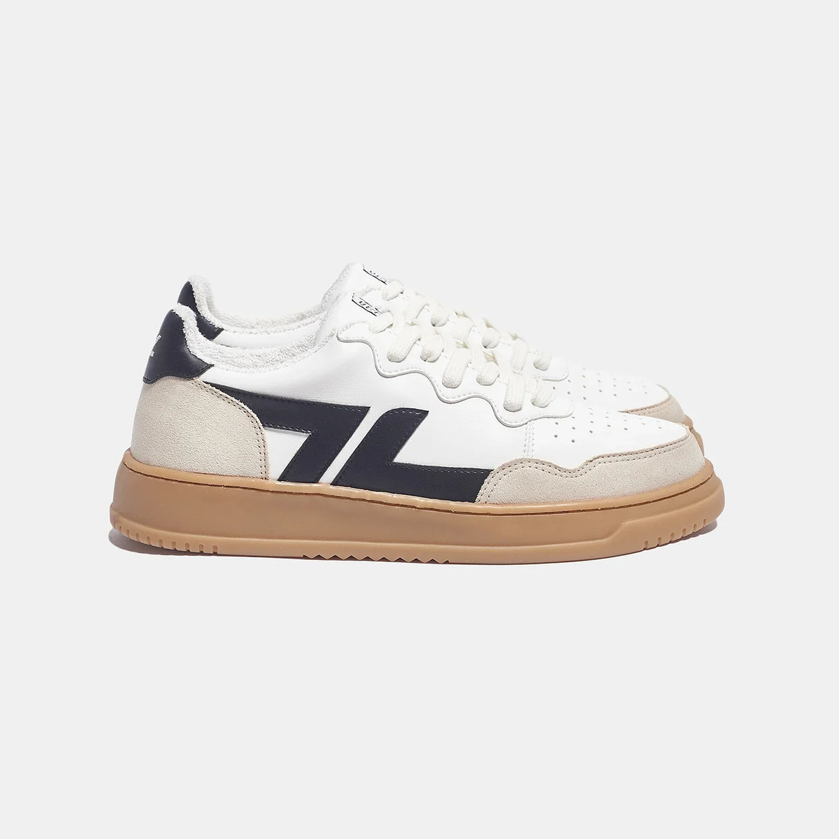 Zapatillas veganas cómodas con suela gruesa. La zapatilla es blanca con el logotipo negro