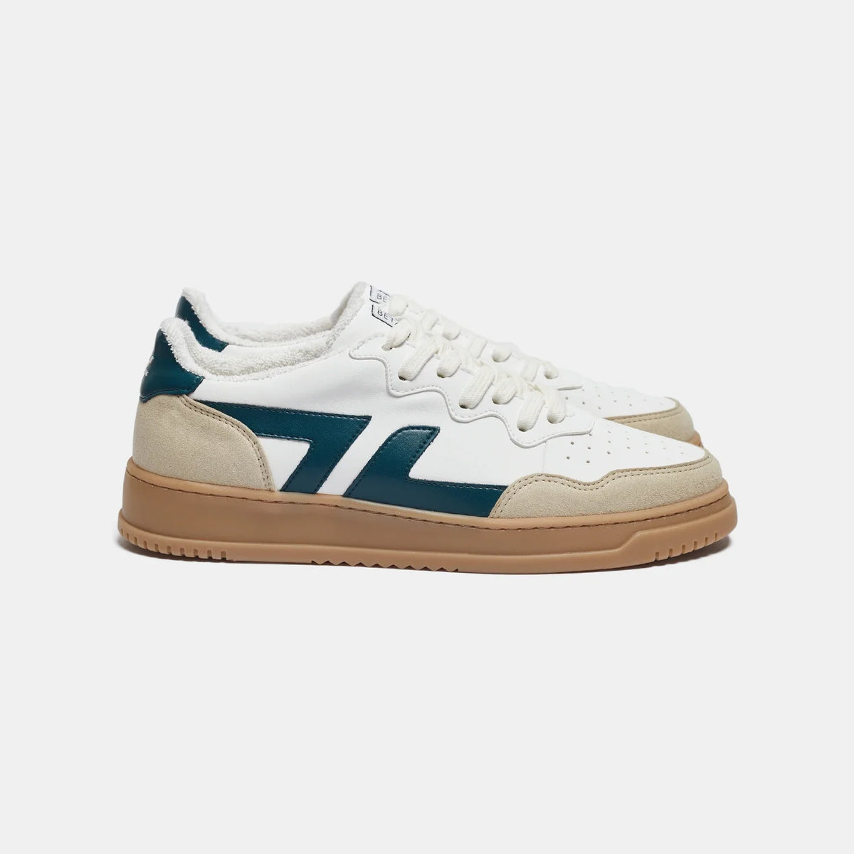 Zapatillas veganas cómodas con suela gruesa. La zapatilla es blanca con el logotipo verde