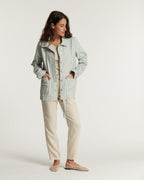 Jean féminin en denim indigo clair, coupe droite ajustée, matière 100 % coton offrant confort et tenue, idéal pour un style simple et élégant.