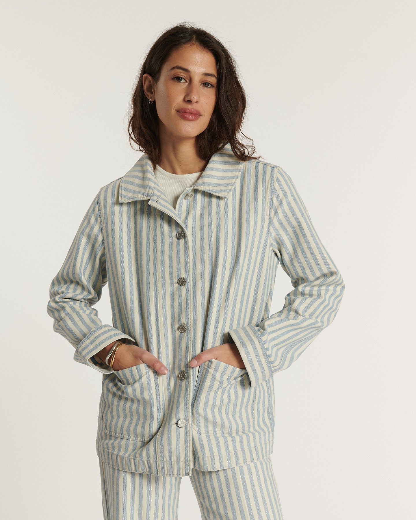 Jean en denim indigo léger avec coupe droite et ajustée, conçu en coton 100 % pour épouser toutes les morphologies féminines avec confort.