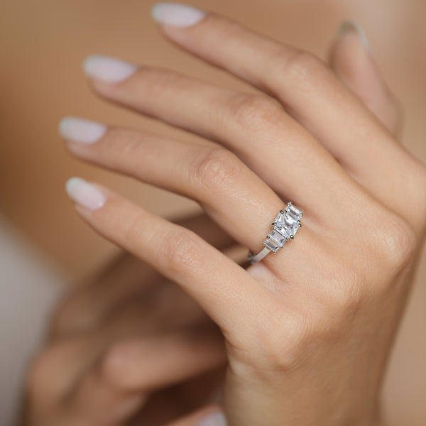 Bague "Escalier" Or Blanc 375/1000 Et Zirconium