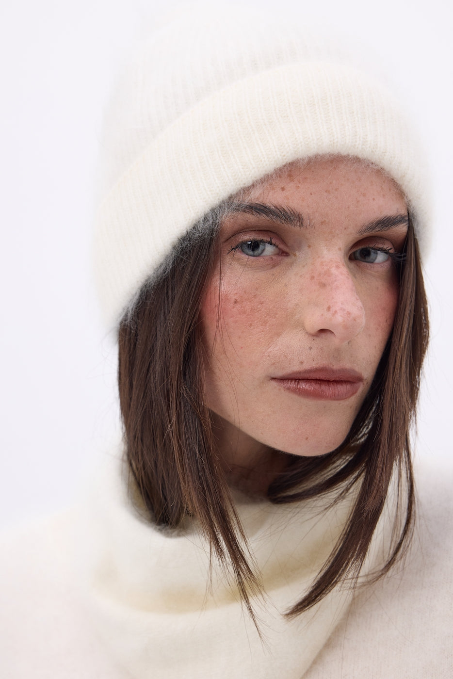Hue – Børstet kashmir Bill - Hvid - Unisex - 100 % børstet kashmir