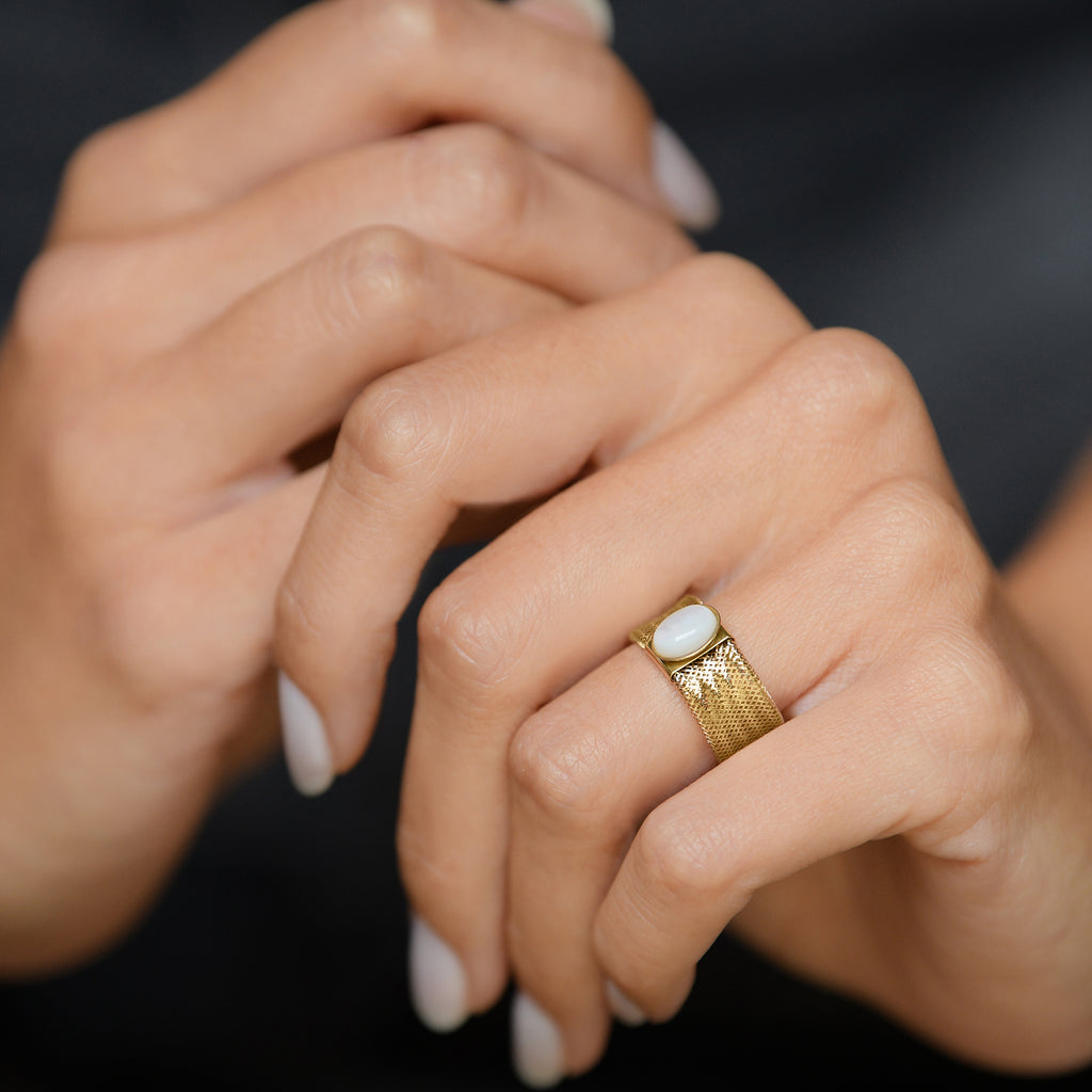 “Flamboyant Mother-of-Pearl” Ring 375/1000 Yellow Gold