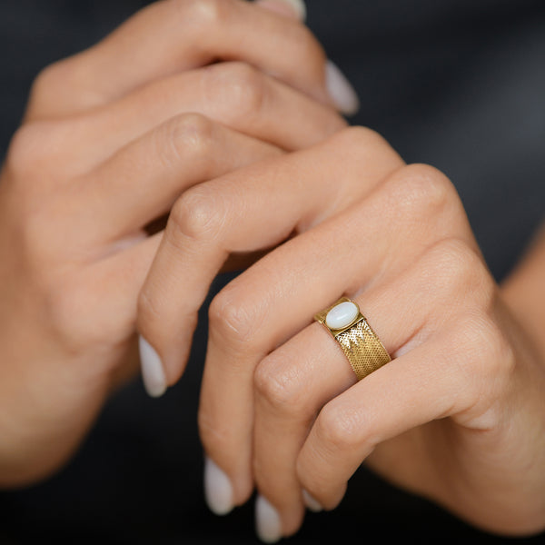 “Flamboyant Mother-of-Pearl” Ring 375/1000 Yellow Gold