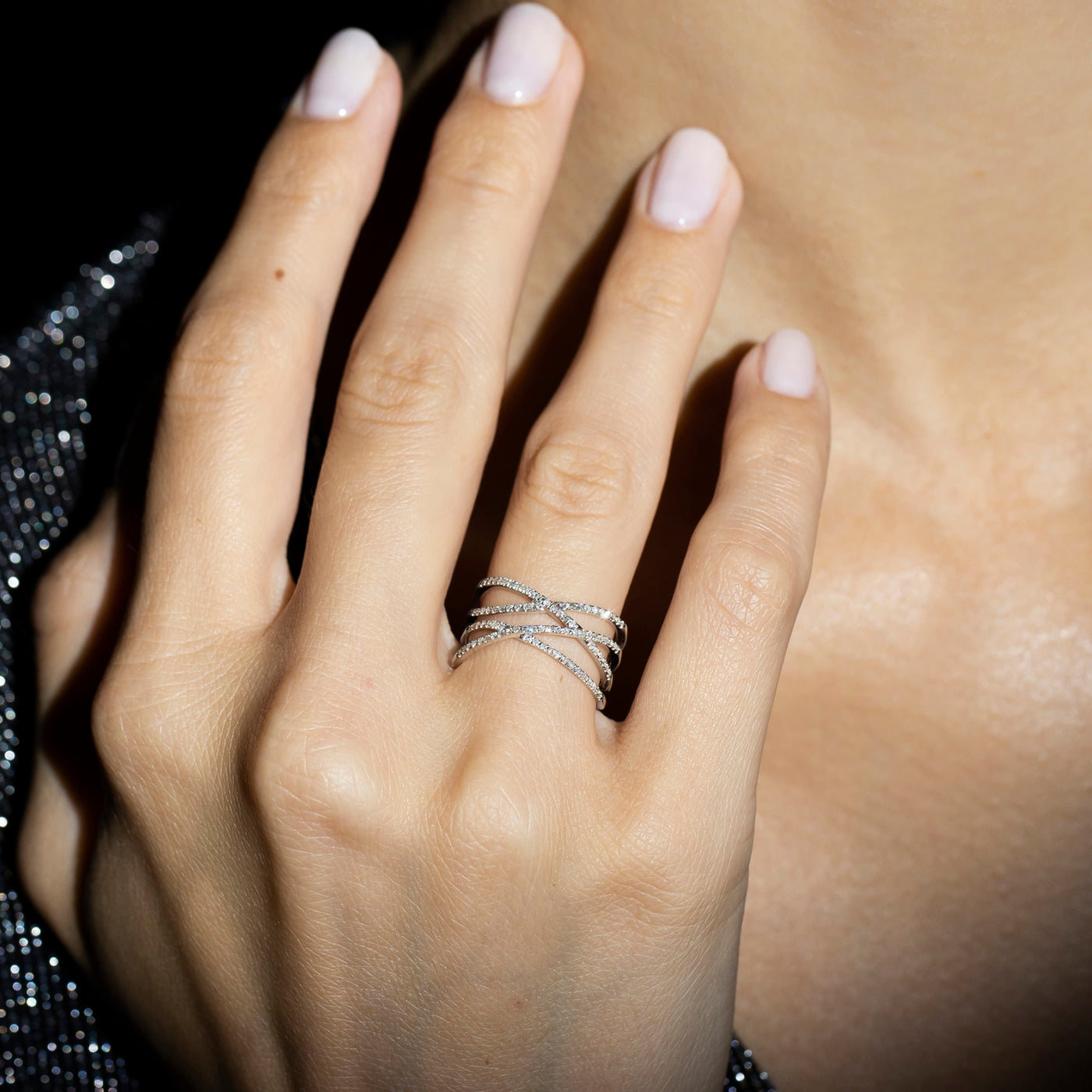 Anillo “Enlazado Luminoso” – Oro Blanco 375/1000
