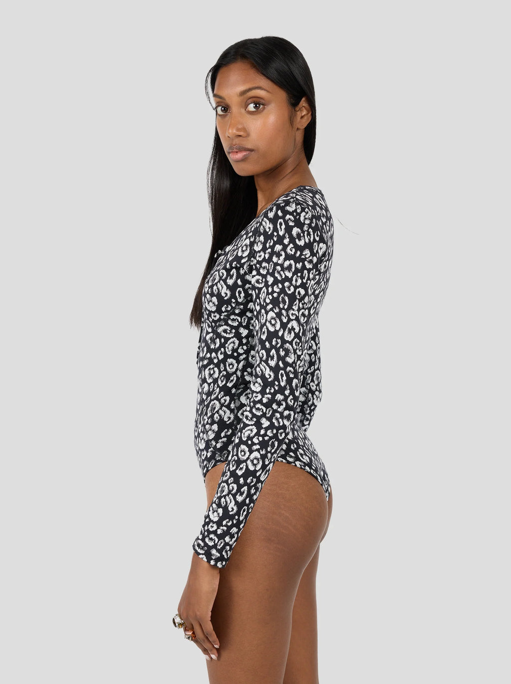 Body Lou En Maillot Léopard Noir Et Blanc