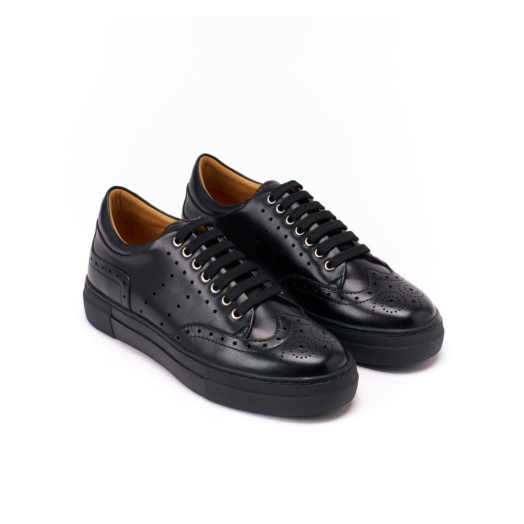 Sneakersy z ozdobnymi przeszyciami – Czarne – Damskie