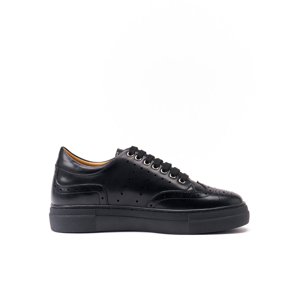 Sneakersy z ozdobnymi przeszyciami – Czarne – Damskie