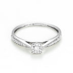 Anillo “Solitaire Radieux” D0.020/28 – Oro blanco