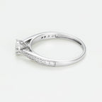 Anillo “Solitaire Radieux” D0.020/28 – Oro blanco
