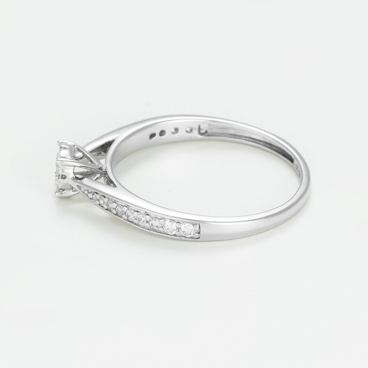 Anillo “Solitaire Radieux” D0.020/28 – Oro blanco