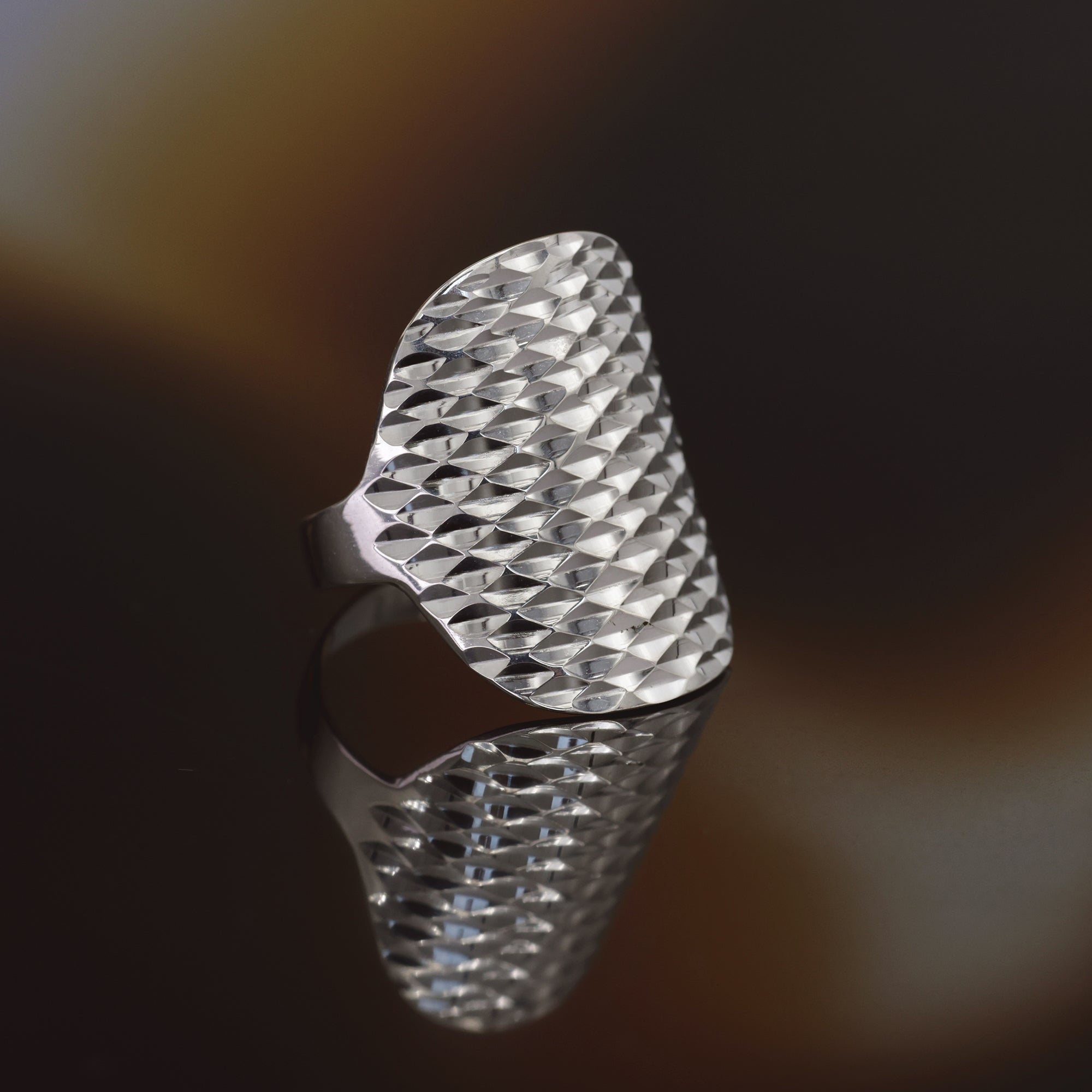 “Armadillo” Ring 375/1000 White Gold