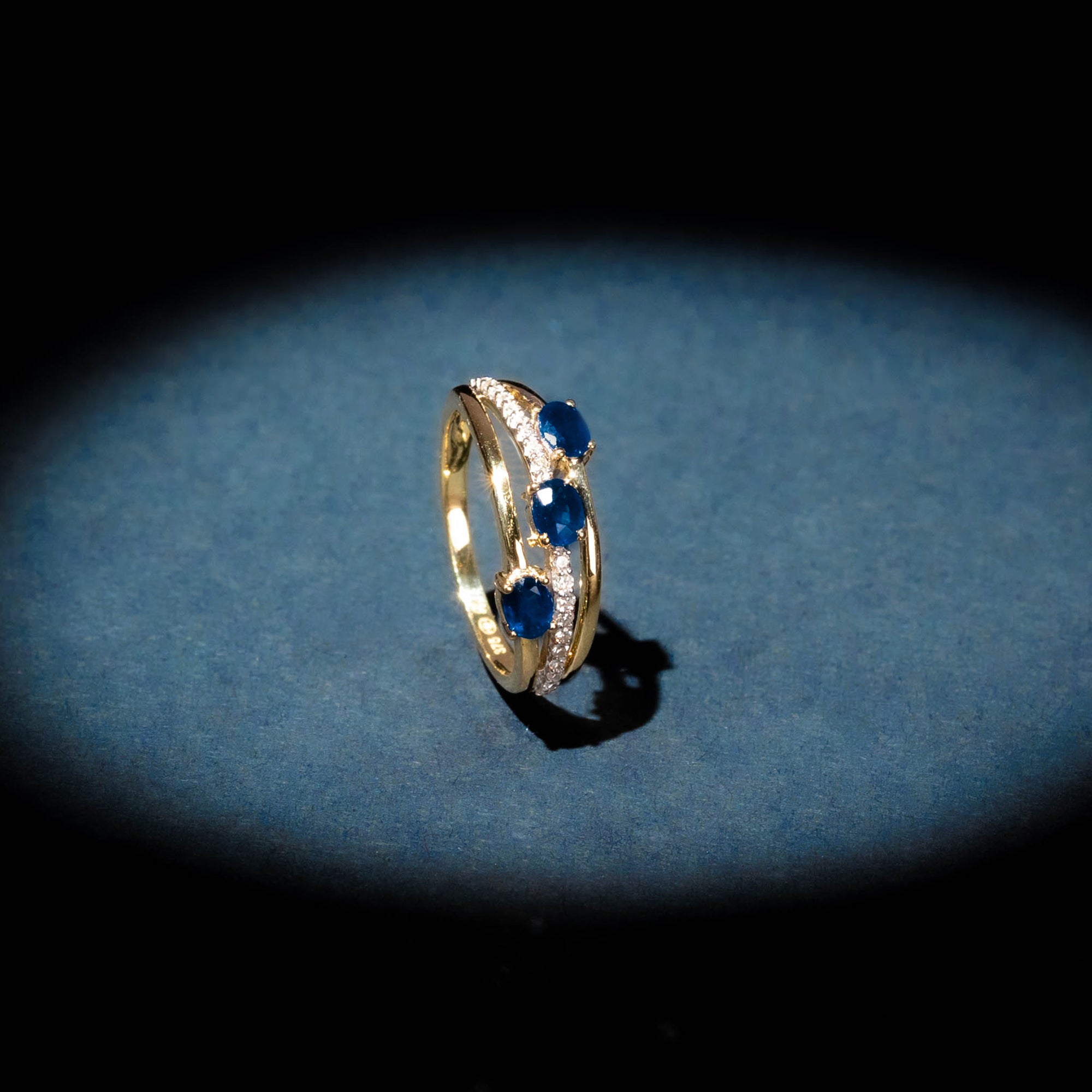 Anillo “Trío de Zafiros” D0.09Ct/20 + Zafiro0.69Ct/3 – Oro Amarillo 375/1000