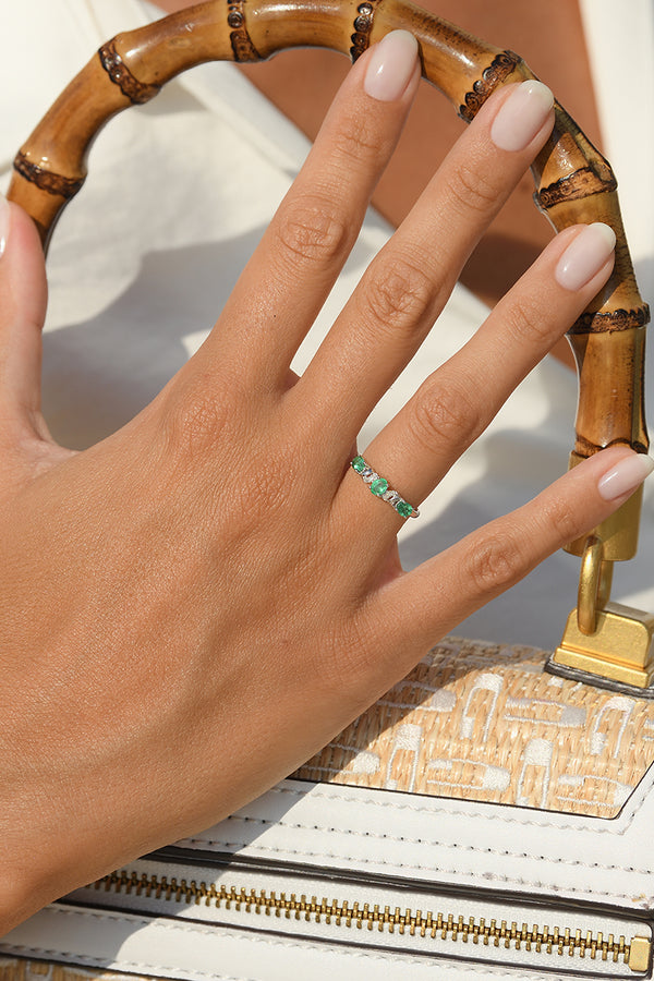 Bague "Abaya" Diamants 0,03/6 & Emeraudes 0,60/3 - Or Blanc 375/1000