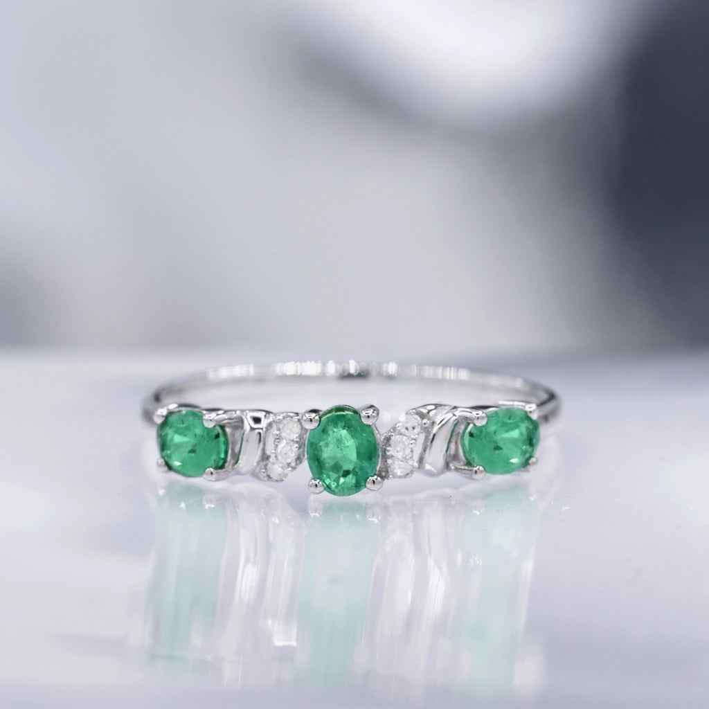Anillo "Abaya" Diamantes 0.03/6 y Esmeraldas 0.60/3 - Oro blanco 375/1000