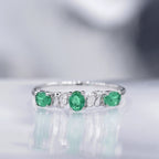Anillo "Abaya" Diamantes 0.03/6 y Esmeraldas 0.60/3 - Oro blanco 375/1000