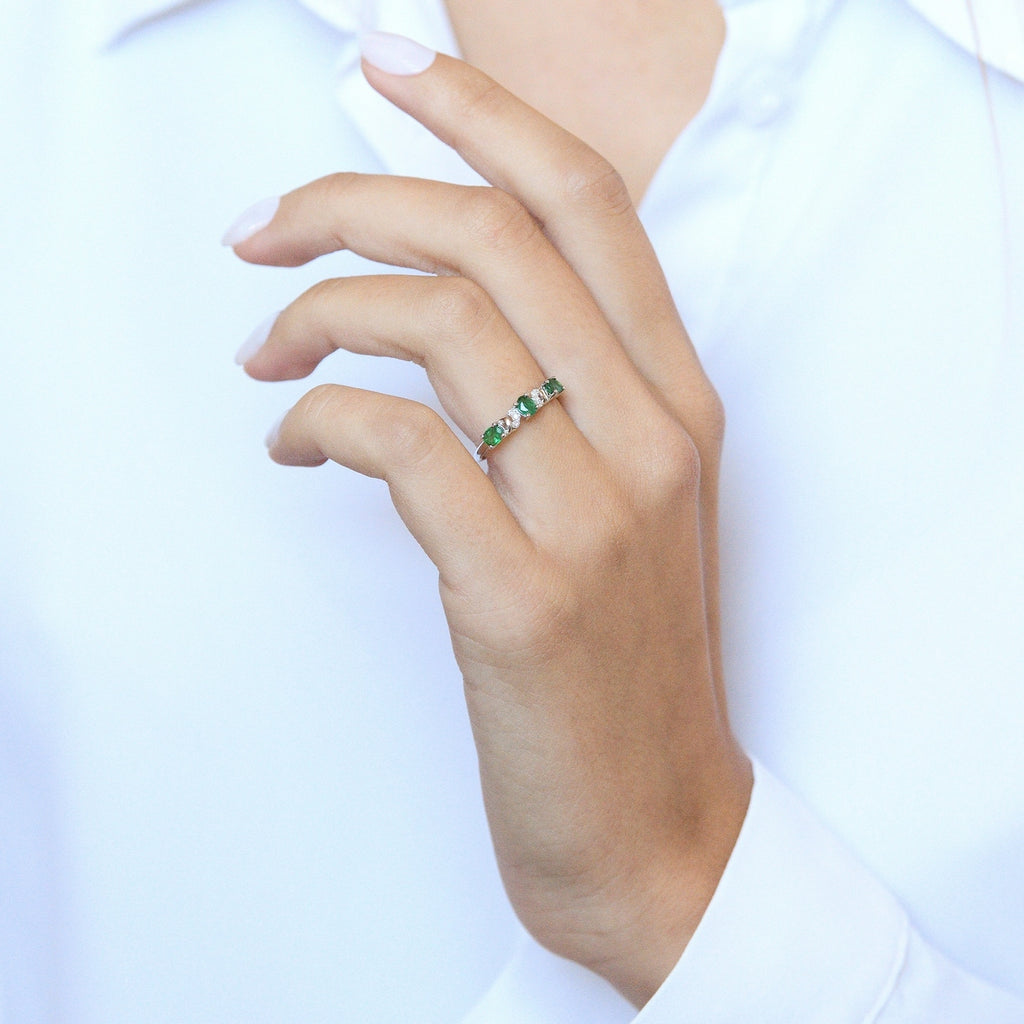Anillo "Abaya" Diamantes 0.03/6 y Esmeraldas 0.60/3 - Oro blanco 375/1000