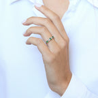 Anillo "Abaya" Diamantes 0.03/6 y Esmeraldas 0.60/3 - Oro blanco 375/1000