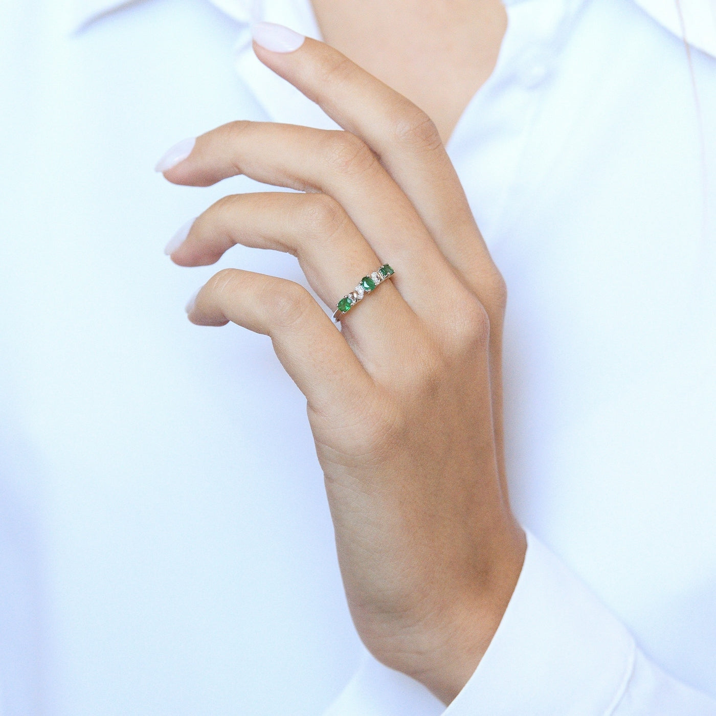 Anillo "Abaya" Diamantes 0.03/6 y Esmeraldas 0.60/3 - Oro blanco 375/1000