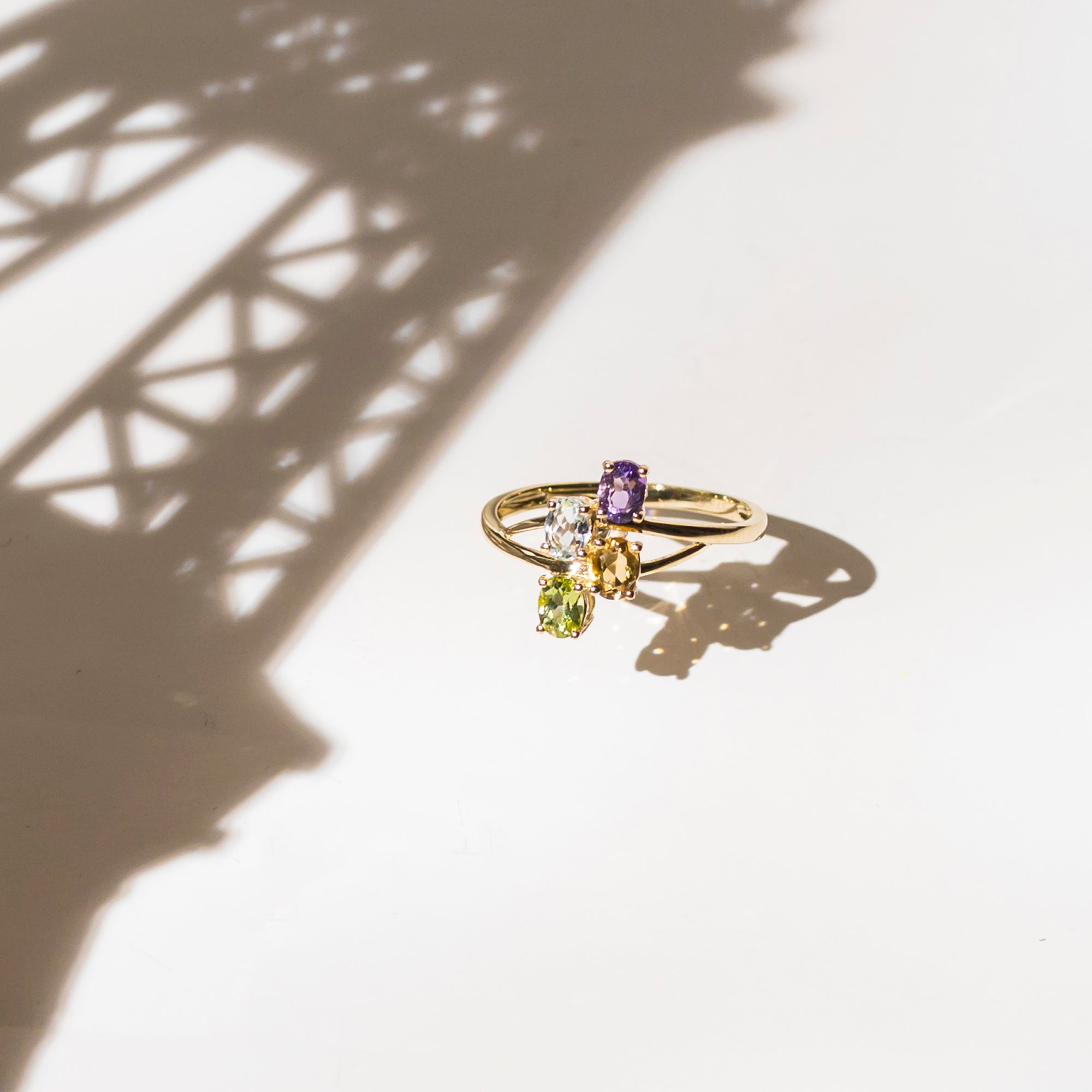 Anillo “Bornéo” Amatista 0.18/1, Topacio Azul 0.24/1, Citrino 0.18/1 y Peridoto - Oro amarillo 375/1000