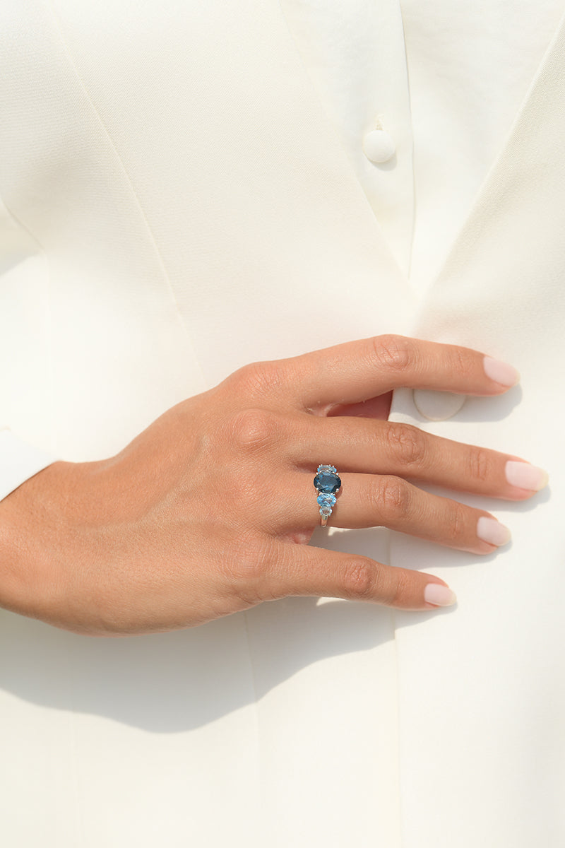 Bague "Blue Hill" Swiss Blue, London Blue Et Sky Blue Topaze - Or Blanc 375/1000