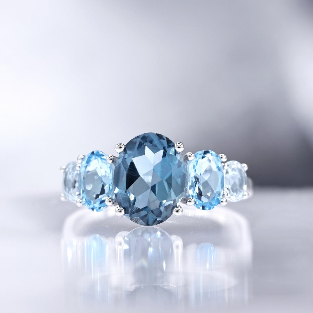 Bague "Blue Hill" Swiss Blue, London Blue Et Sky Blue Topaze - Or Blanc 375/1000