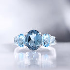 Bague "Blue Hill" Swiss Blue, London Blue Et Sky Blue Topaze - Or Blanc 375/1000