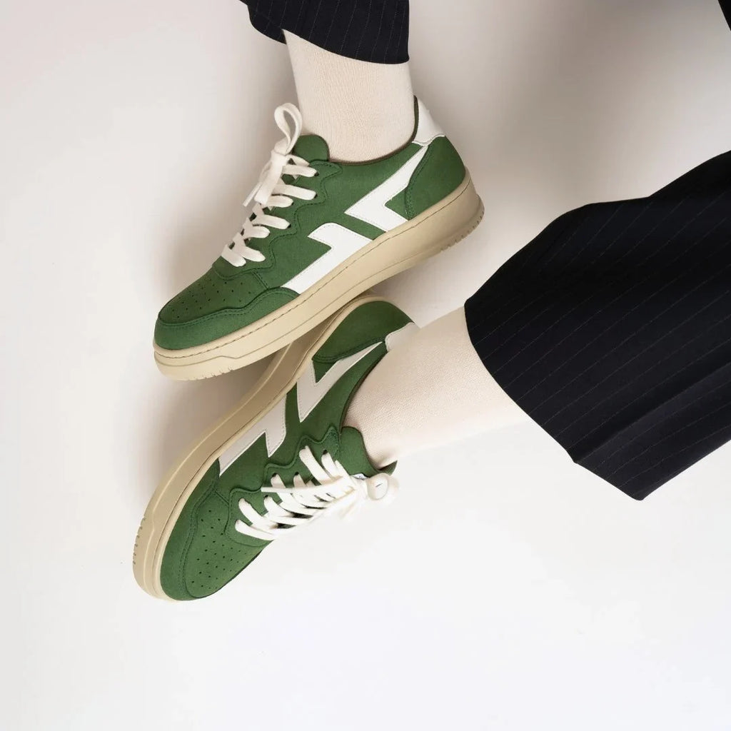 Zapatillas verdes Beta B3 puestas, modelo de tendencia y ecológico adaptado a cualquier conjunto.