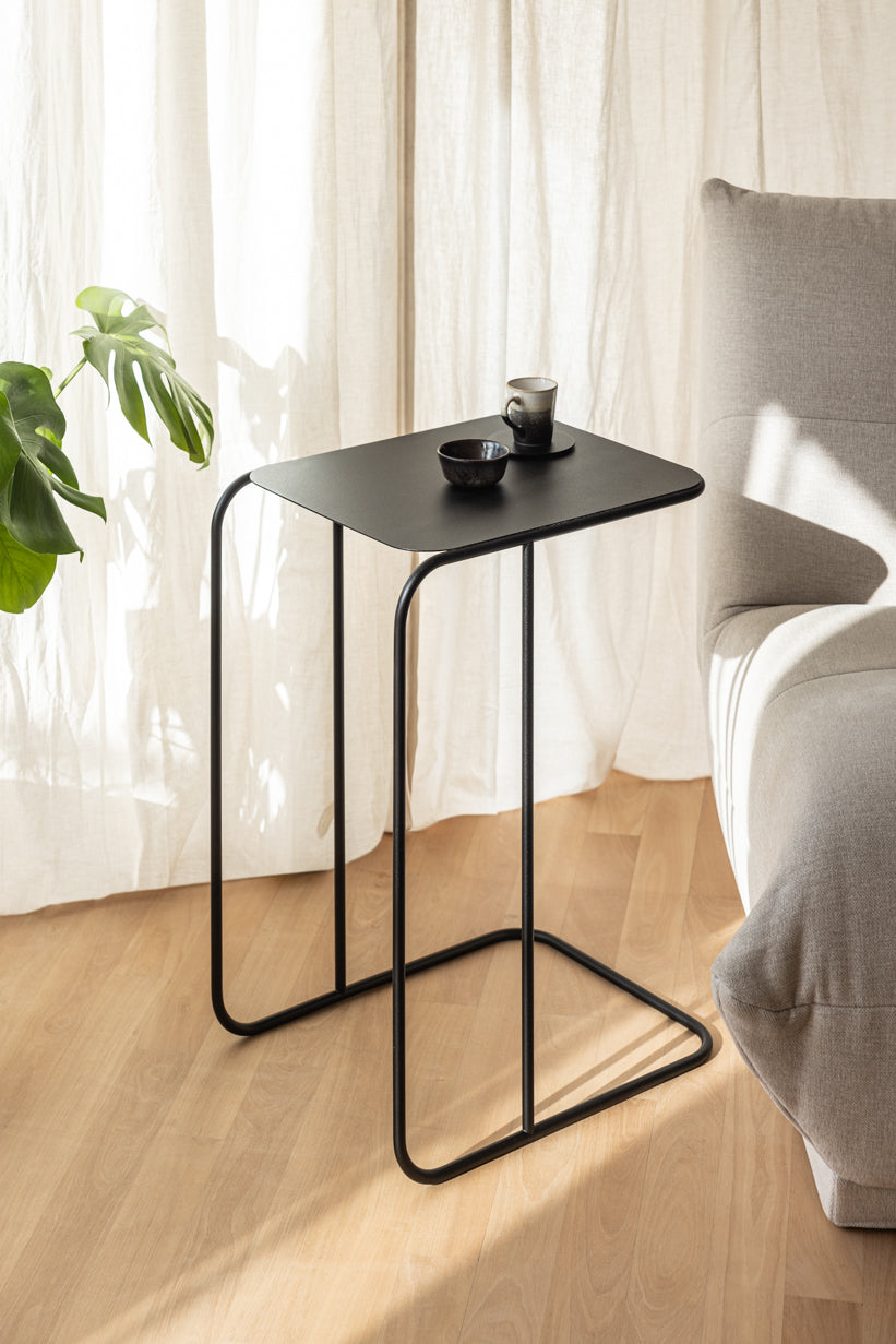 Moderne sidebord DENYA i pulverlakeret metal med elegant design og stabil bordplade.