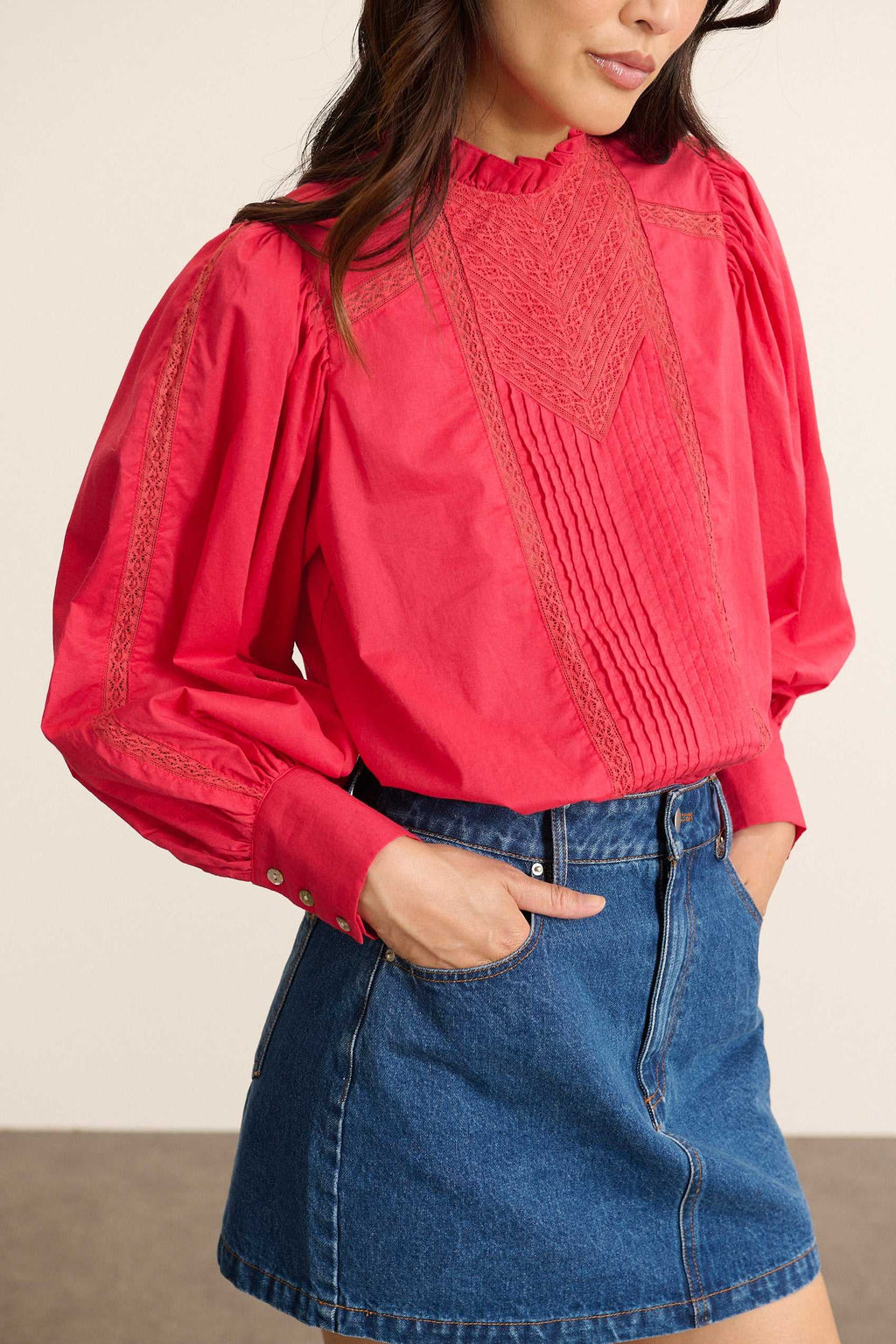Damenbluse von Garance Paris, Farbe Kirsche, mit Ton-in-Ton-Knopfverschluss am Rücken. 
